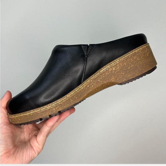 Women’s Clogs - Picture 4 of 5